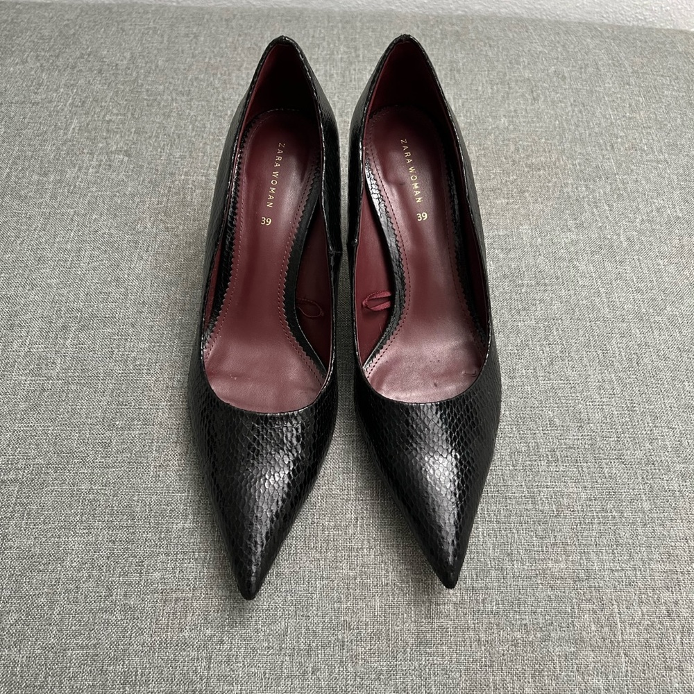 ZARA Woman Black Snakeskin Textured Pointed Toe Pumps